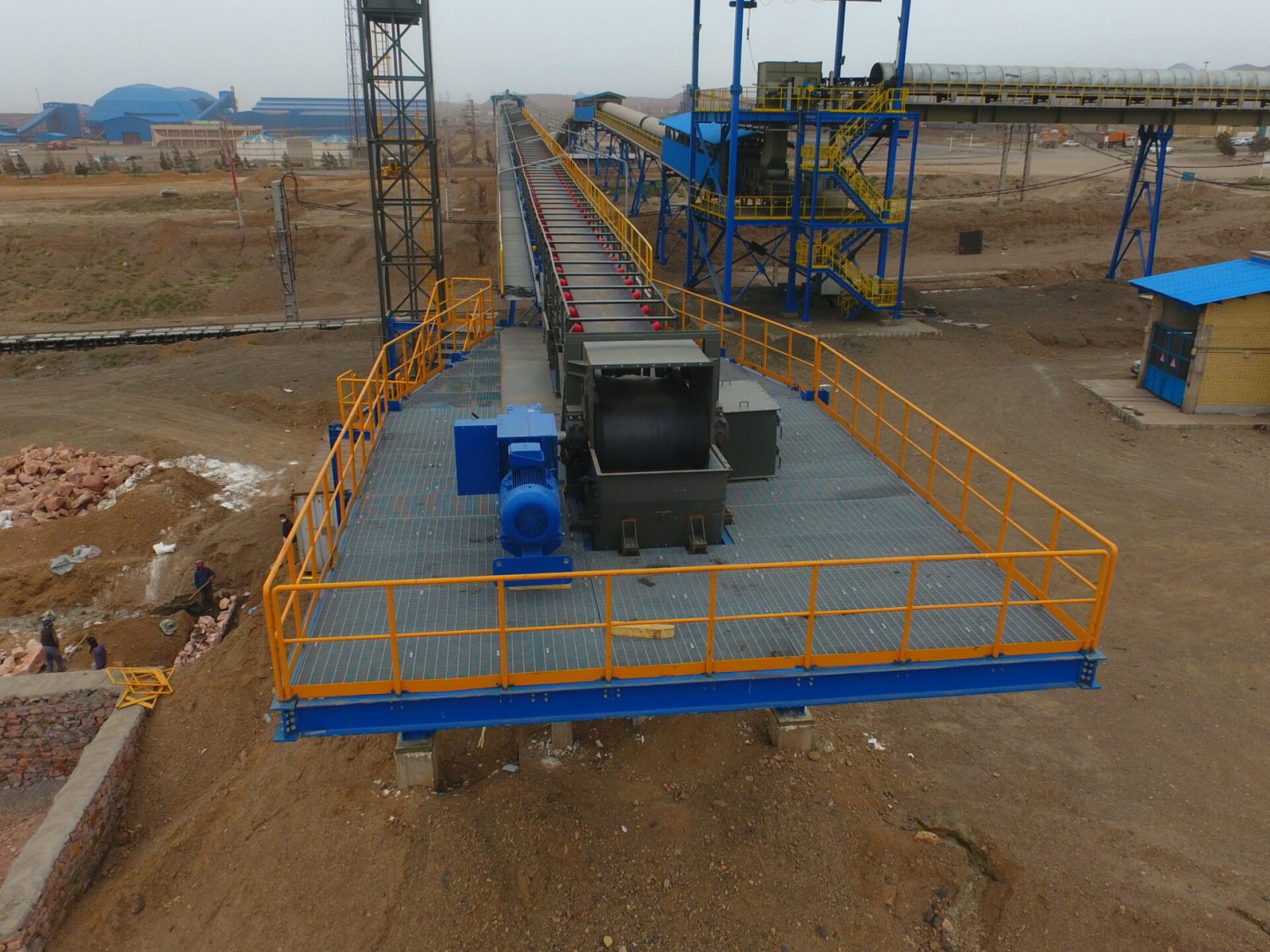 نوار نقاله تسمه ای برای حمل محصولات